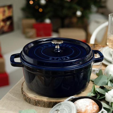 Mango de acero níquel de Staub ofrece agarre cómodo y seguro.