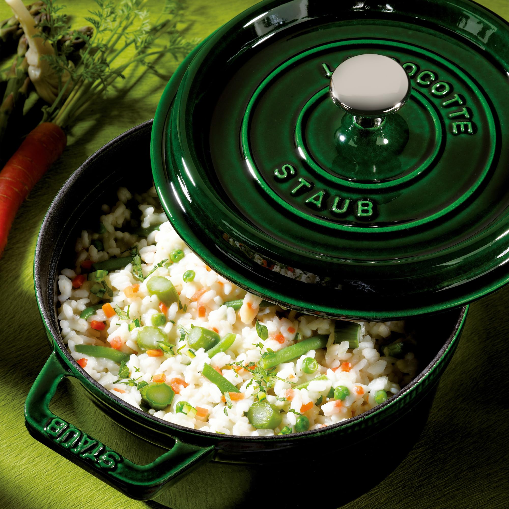 Manija de bronce resiste calor hasta 500F en Staub Basil