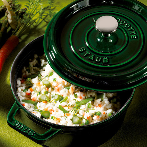 Manija de bronce resiste calor hasta 500F en Staub Basil