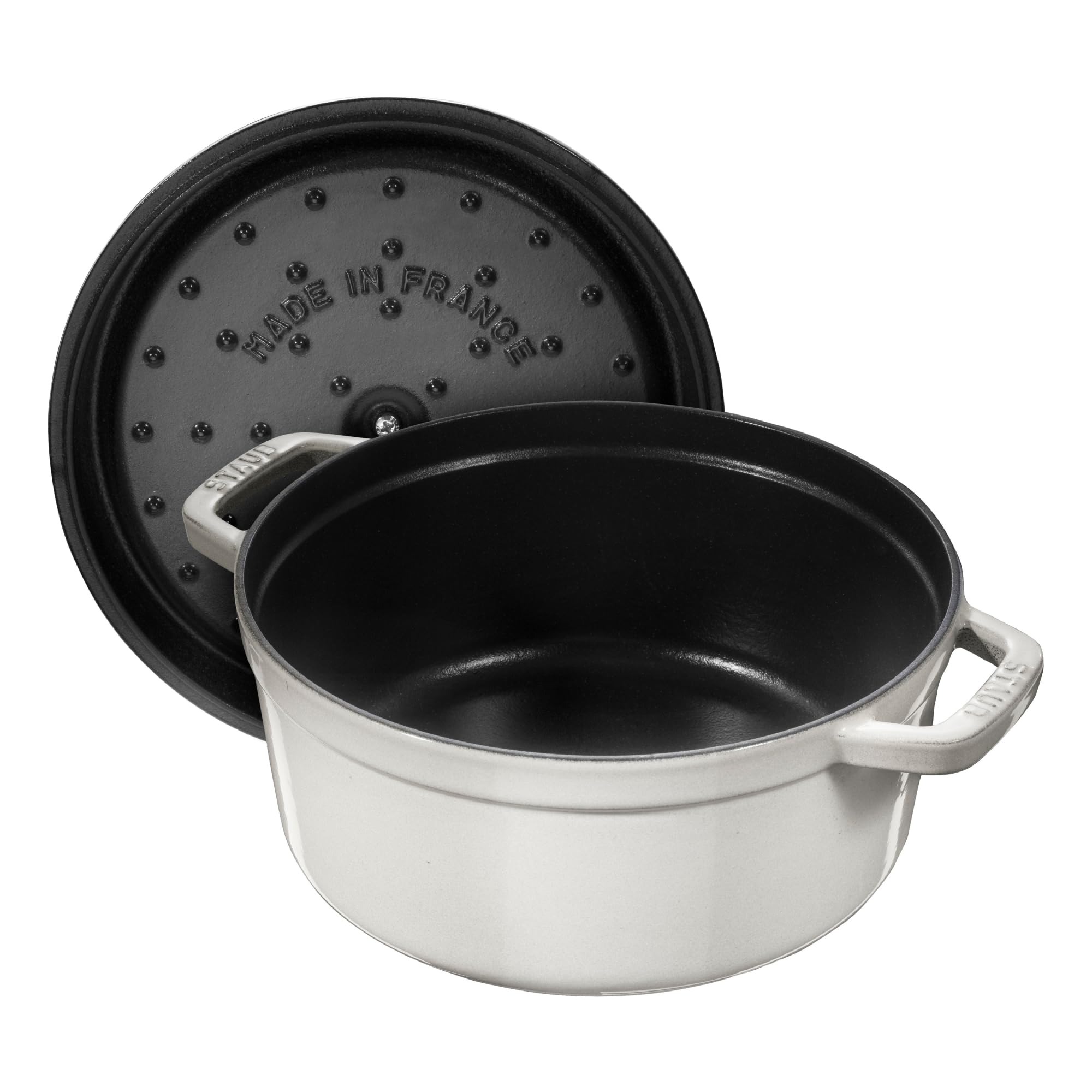 Staub cocotte lista para servir en mesa con elegancia