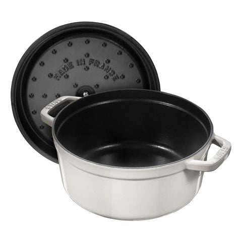 Staub cocotte lista para servir en mesa con elegancia