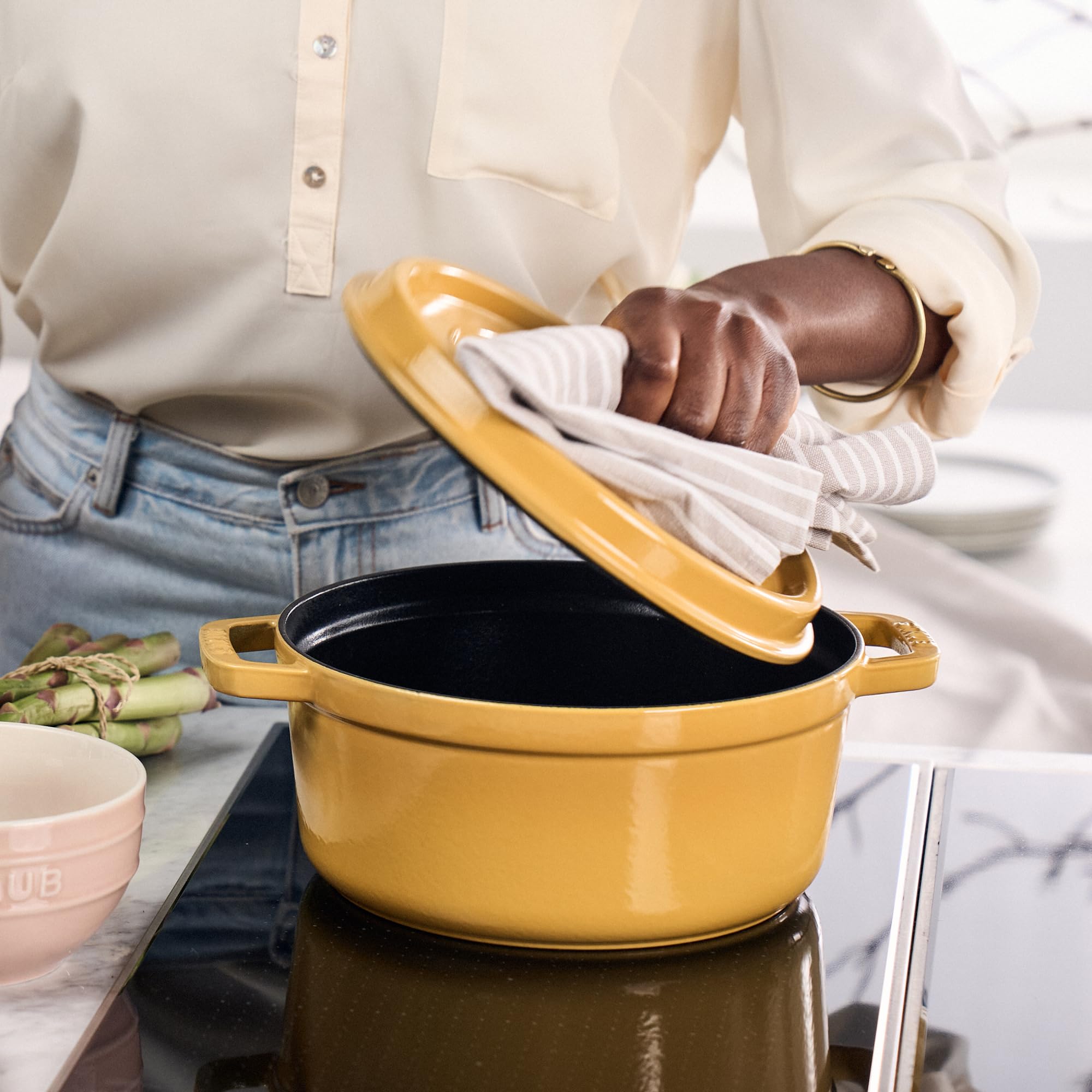 Staub cocotte, perilla de níquel, manejo cómodo a temperaturas altas.