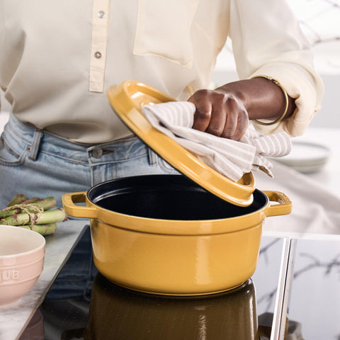 Staub cocotte, perilla de níquel, manejo cómodo a temperaturas altas.