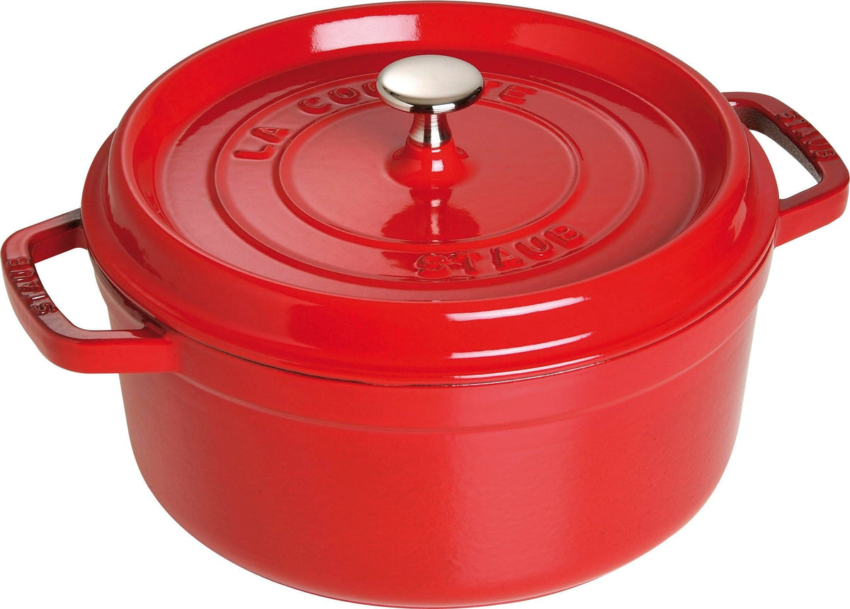 Staub cocotte roja frente: distribución de calor uniforme para guisos sabrosos