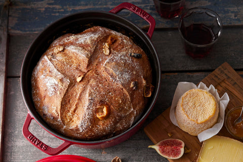 Staub cocotte roja lateral derecha: diseño elegante para cocina y mesa