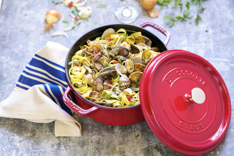Staub cocotte roja lateral izquierda: diseño elegante para cocina y mesa