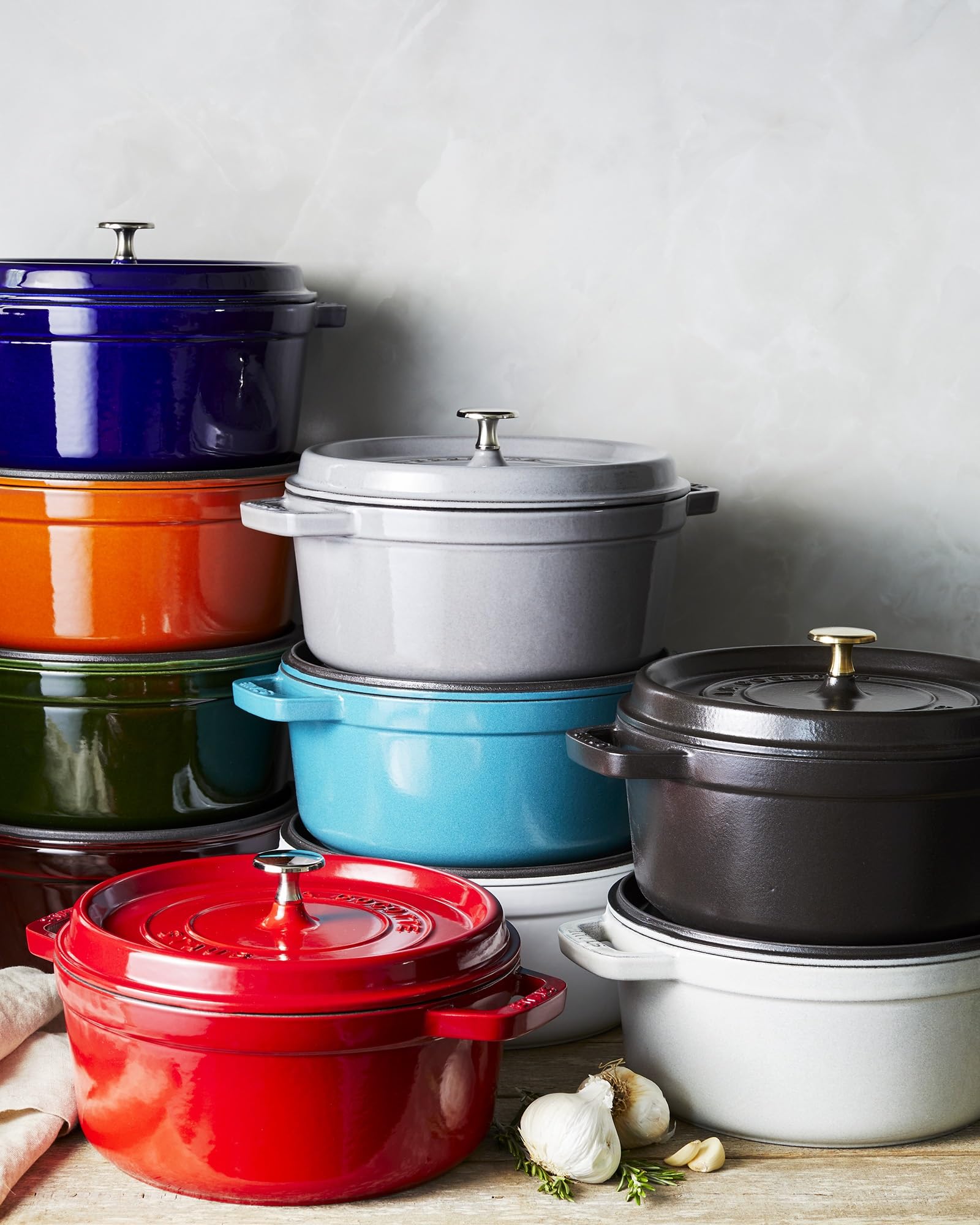 Staub cocotte roja con resistencia al calor: ideal para guisos largos