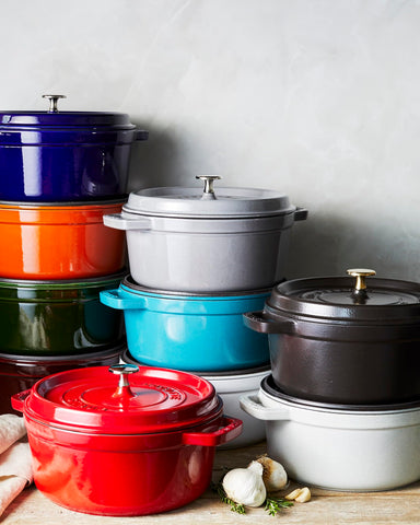 Staub cocotte roja con resistencia al calor: ideal para guisos largos