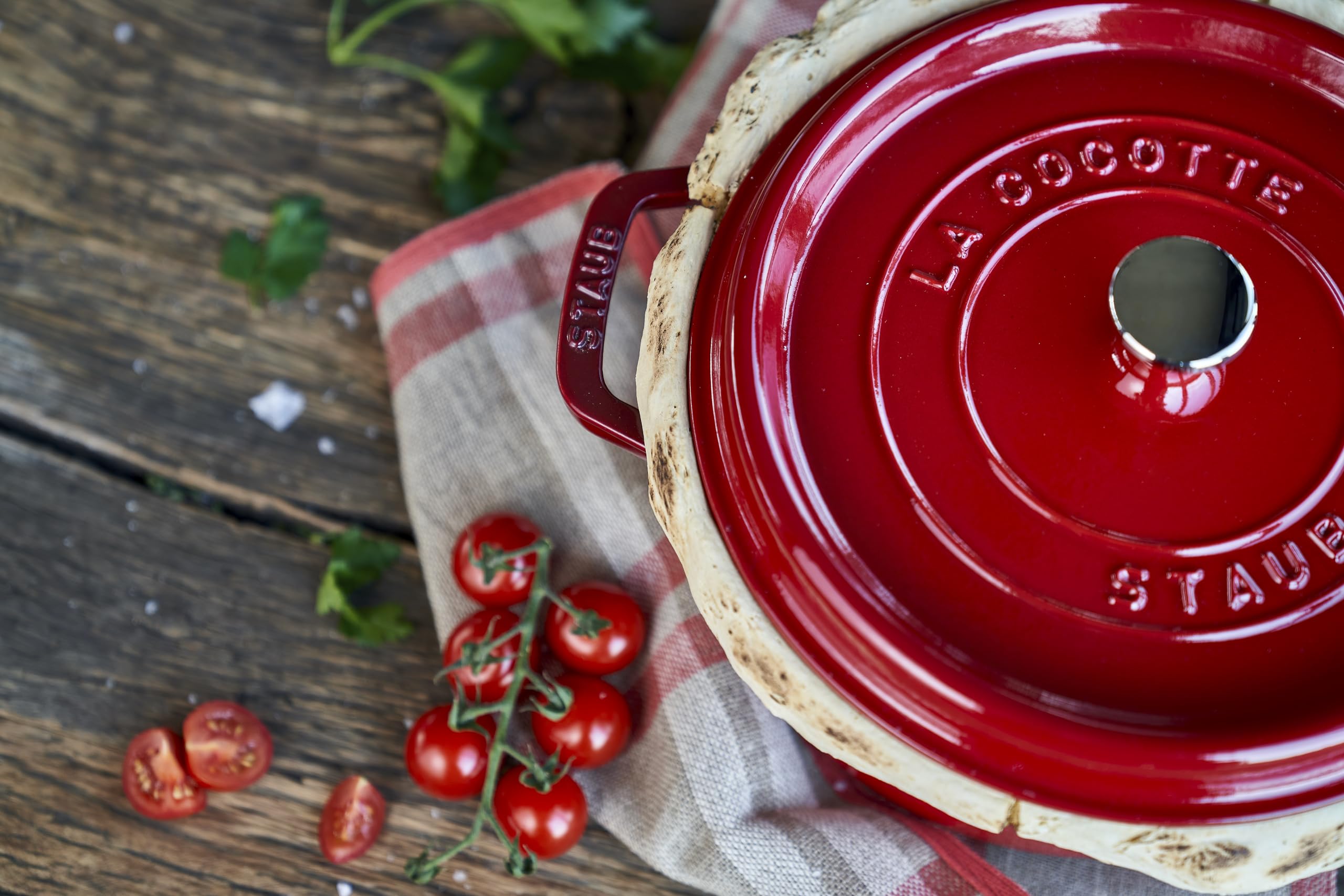 Staub cocotte roja en inducción: apta para cocción en placa de inducción