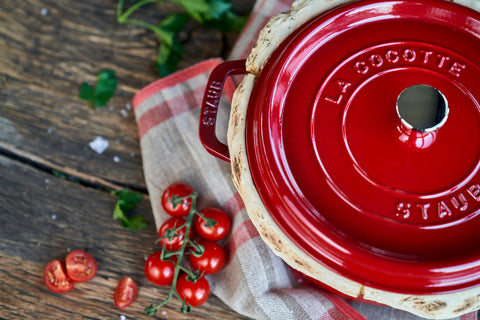 Staub cocotte roja en inducción: apta para cocción en placa de inducción