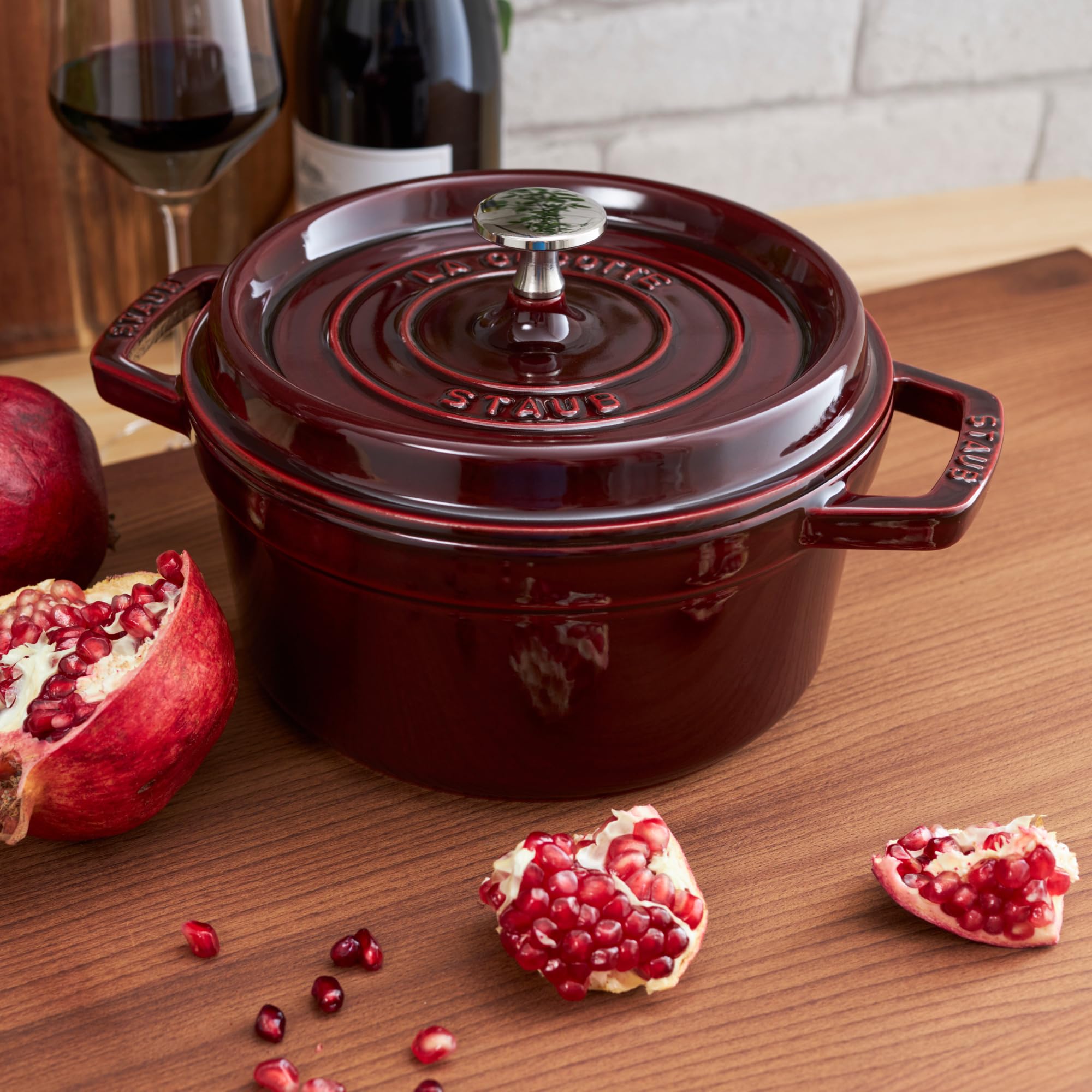 Staub cocotte redonda granate 4qt: asas y pomo resistentes al calor.