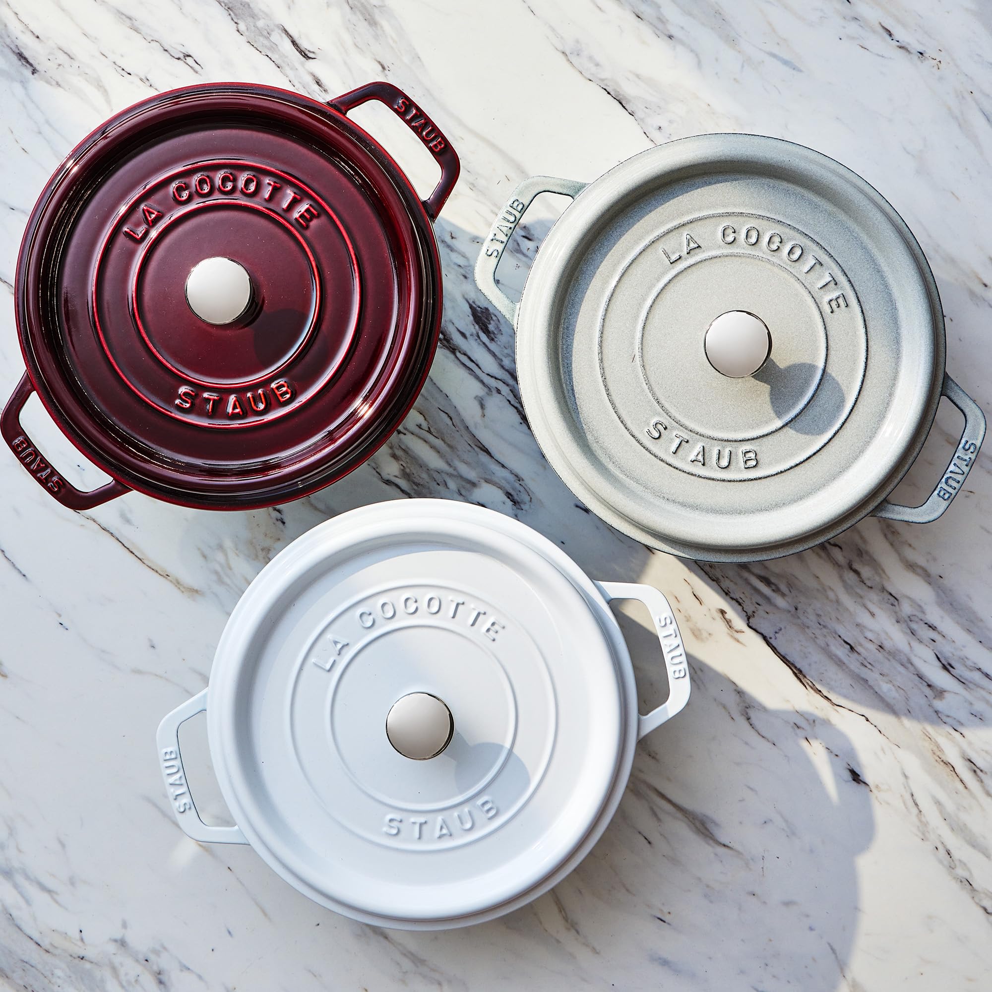 Staub cocotte redonda granate 4qt: diseño para pasar de cocina a mesa con estilo.