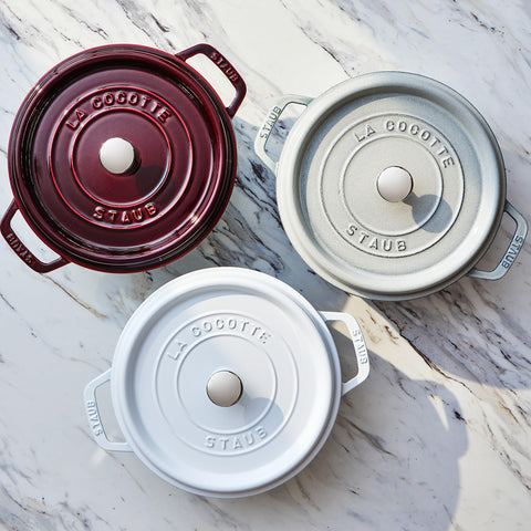 Staub cocotte redonda granate 4qt: diseño para pasar de cocina a mesa con estilo.
