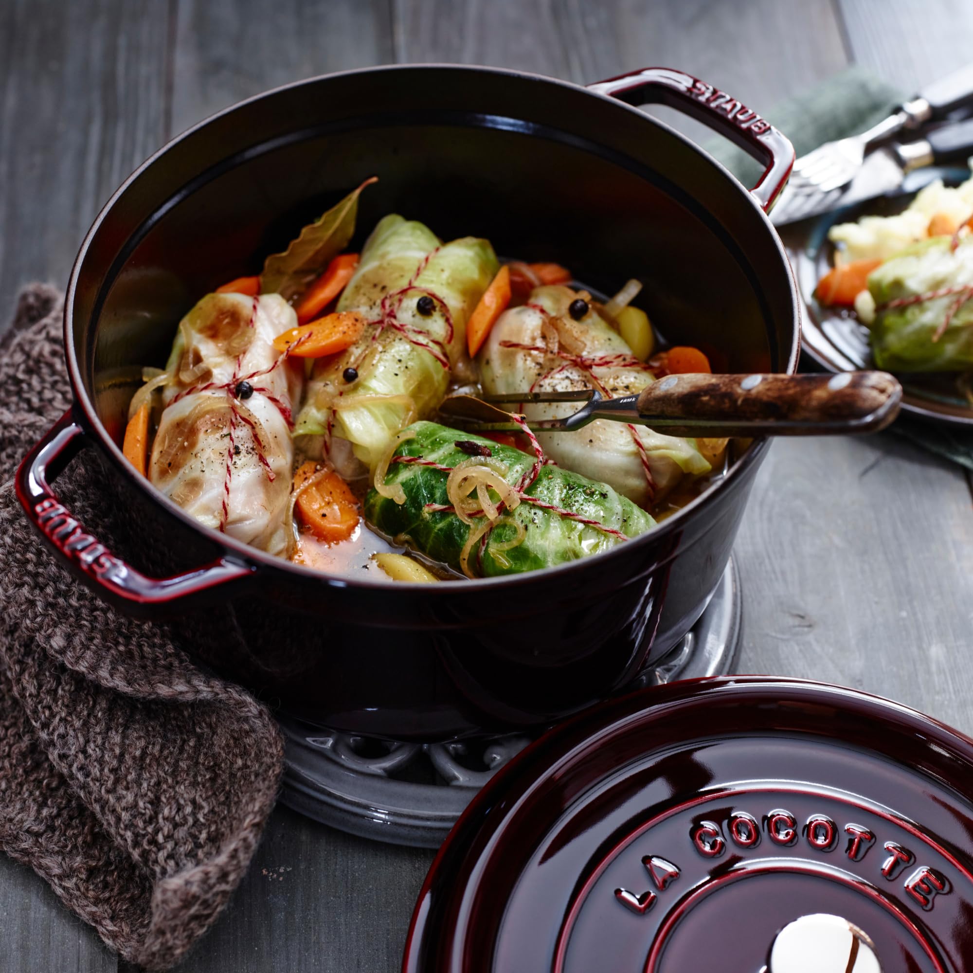 Staub cocotte redonda granate 4qt: horno hasta 500 °F para recetas complejas.