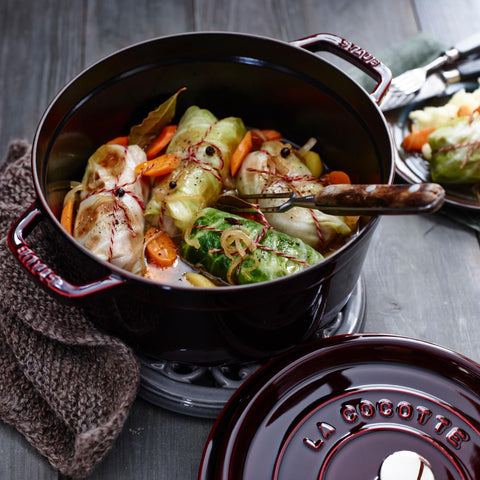 Staub cocotte redonda granate 4qt: horno hasta 500 °F para recetas complejas.