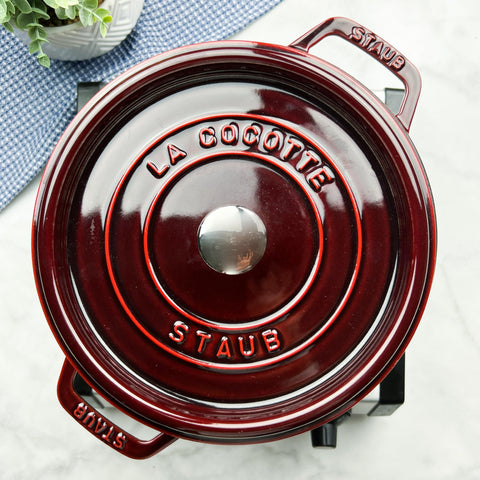 Staub cocotte redonda granate 4qt: compatible con inducción y otras superficies.
