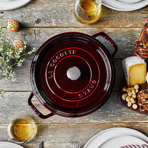 Staub cocotte redonda granate 4qt: interior esmaltado negro antiadherente natural.