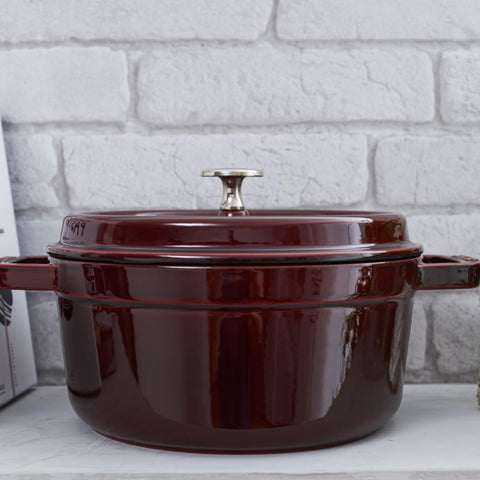 Staub cocotte redonda granate 4qt: superficie esmaltada resistente a rayaduras.