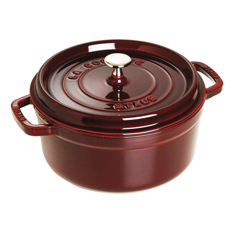 Staub cocotte redonda granate 4qt: tapa con picos para jugos constantes.