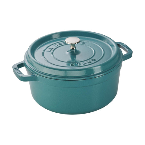STAUB cocotte redonda turquesa de 4qt lista para guisos sabrosos.