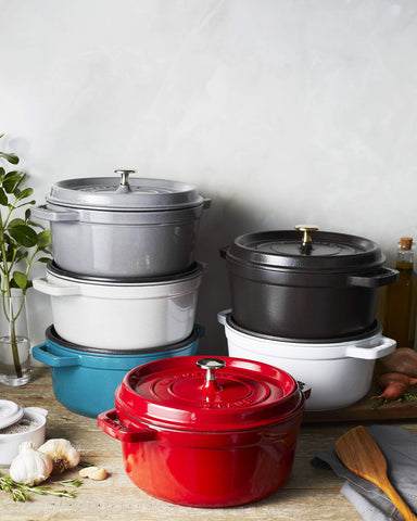 Staub cocotte sirviendo en mesa, transición de cocina a mesa con estilo.
