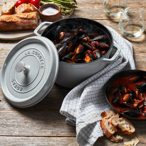 Staub cocotte tapa apta para horno 500F, versatilidad en cocina