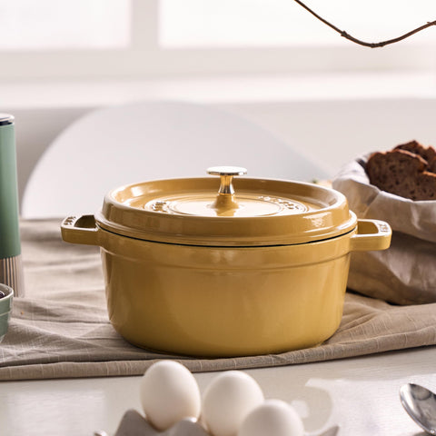 Staub cocotte, tapa con picos Citron, retiene humedad para platos jugosos.