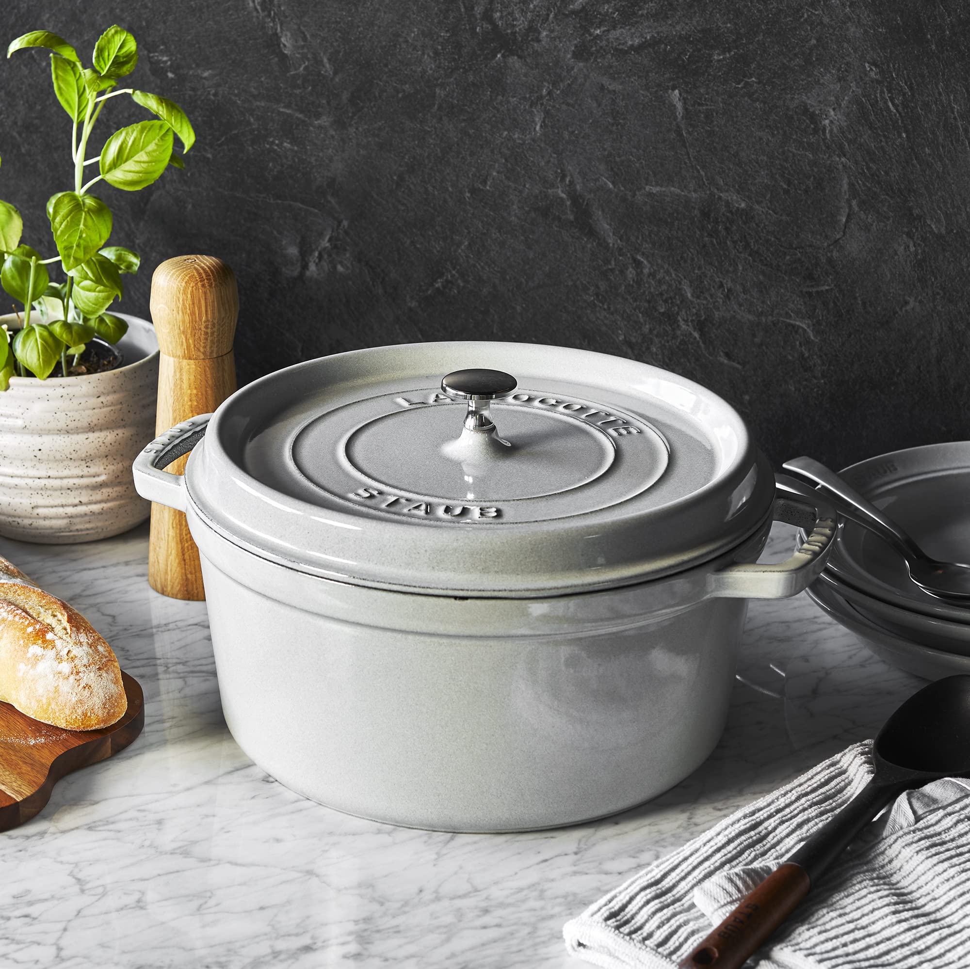 Staub cocotte tapa con picos interior, retiene aromas para sabor profundo