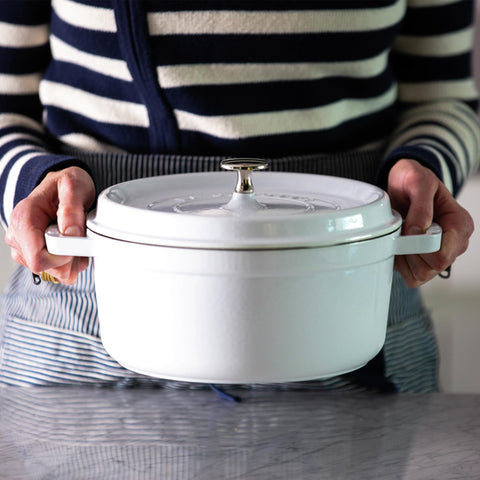 STAUB cocotte, tapa con efecto lluvia que devuelve jugos al alimento.
