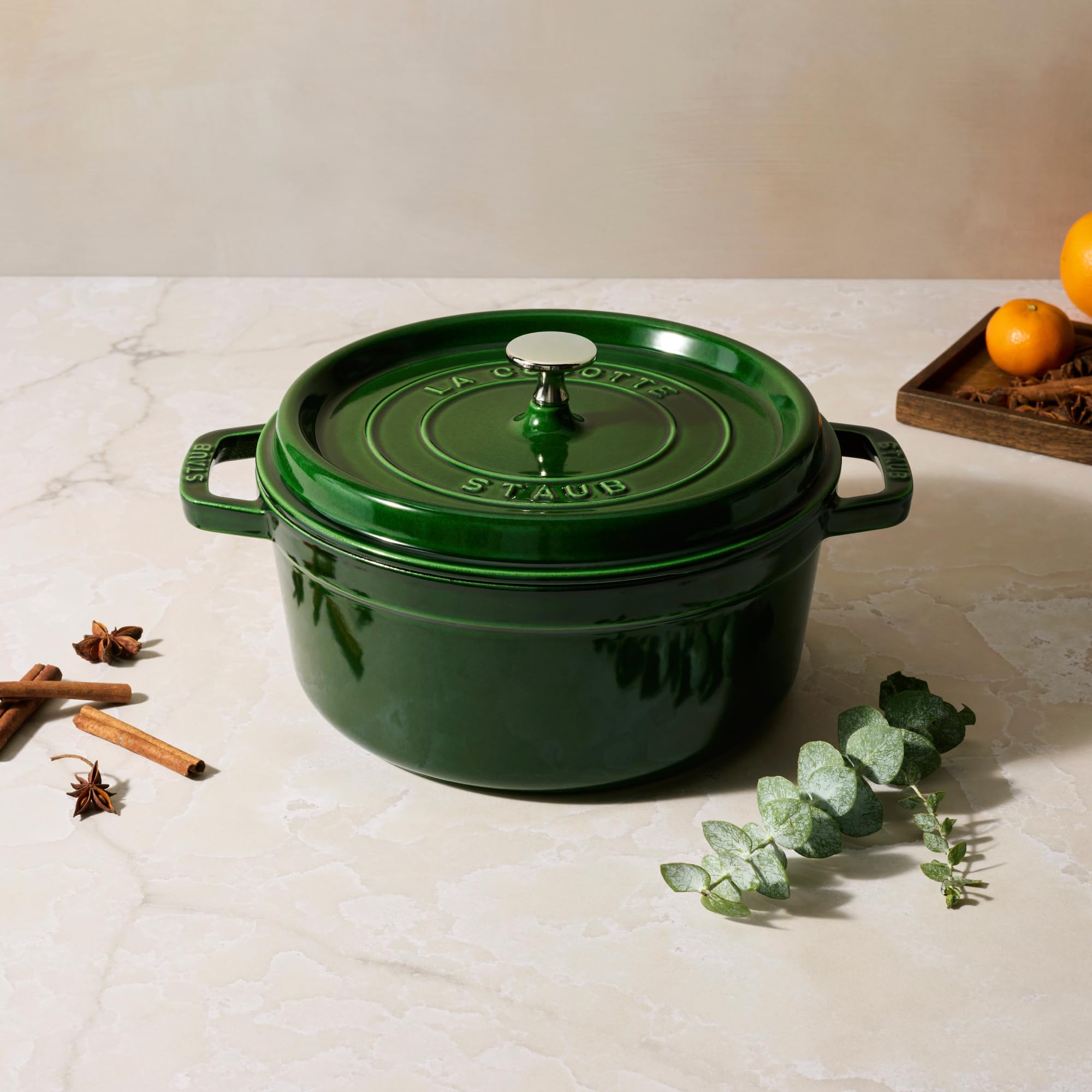 Tapa autobasteante Staub Basil favorece jugos en la coccion