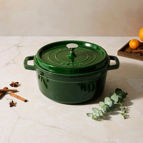 Tapa autobasteante Staub Basil favorece jugos en la coccion