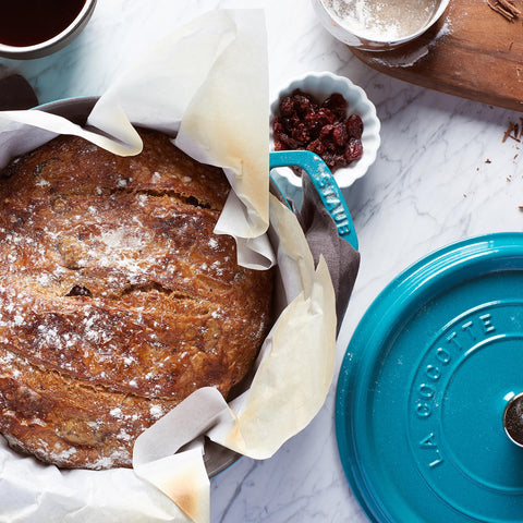 STAUB cocotte apta para horno hasta 900°F sin tapa.