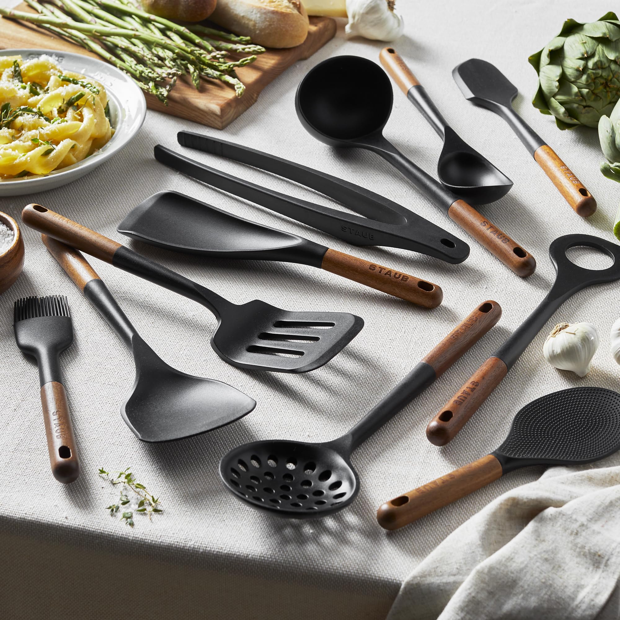 STAUB cucharón de silicona con mango de madera, ideal para servir comidas calientes.