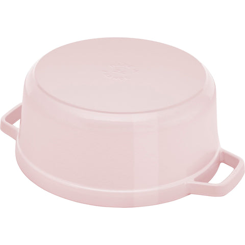 Staub diseño para servir en la mesa, estilo y funcionalidad.