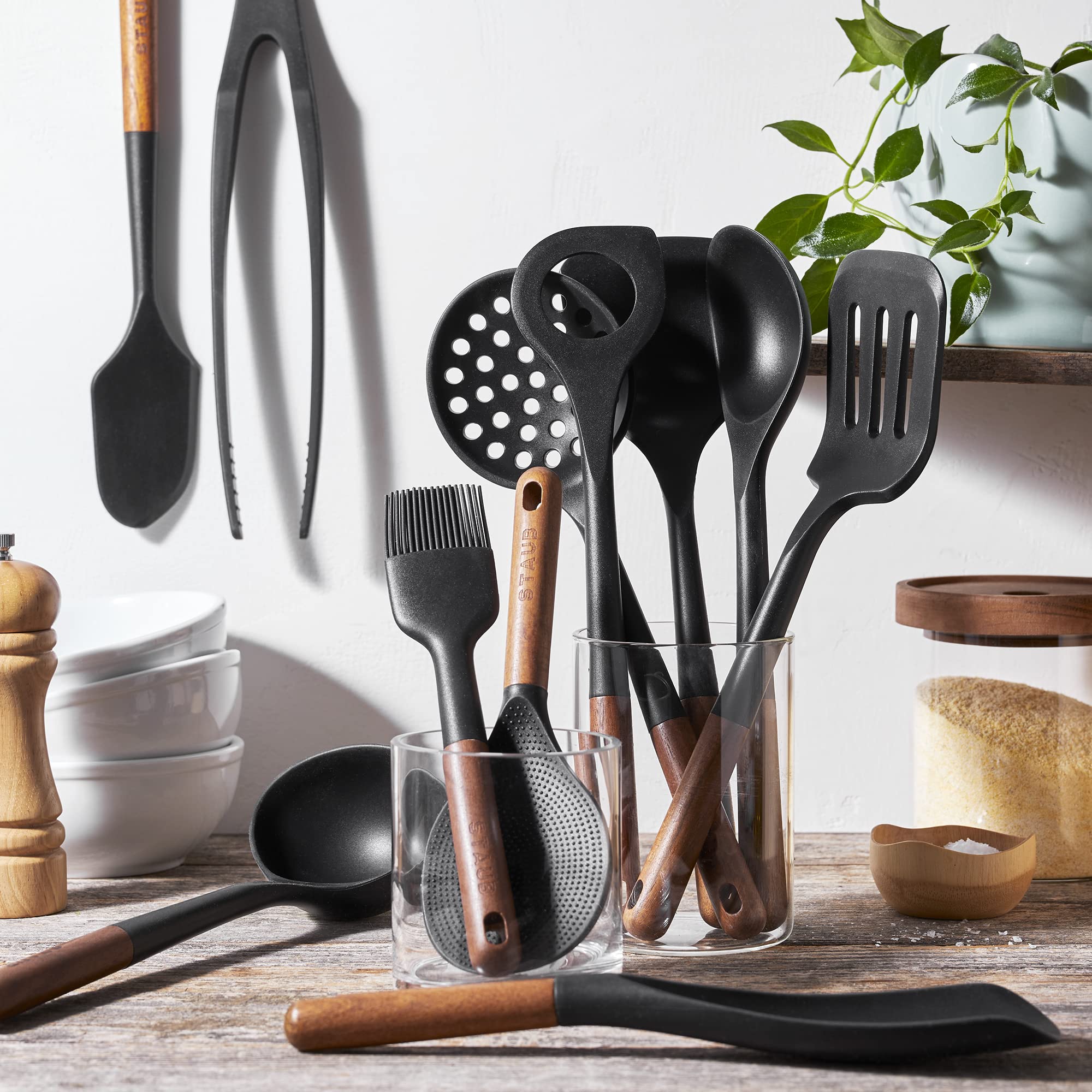 STAUB espátula 2 en 1 de silicona con mango de madera, perfecta para mezclar y servir.