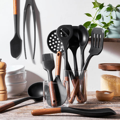 STAUB espátula 2 en 1 de silicona con mango de madera, perfecta para mezclar y servir.