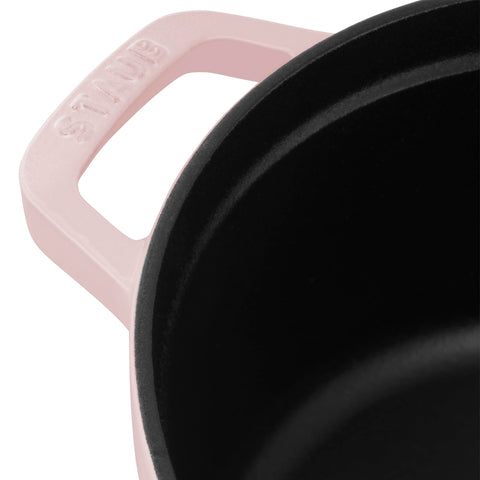 Staub fondo esmaltado liso, compatible con todas las cocinas.