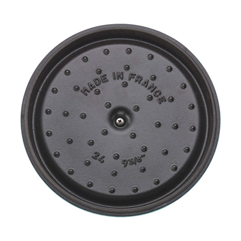 STAUB interior esmaltado mate negro facilita dorado y limpieza.