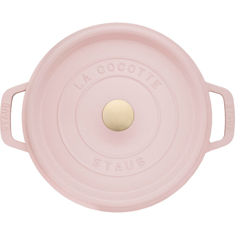 Staub interior esmaltado mate negro, dorados y jugos bien sellados.