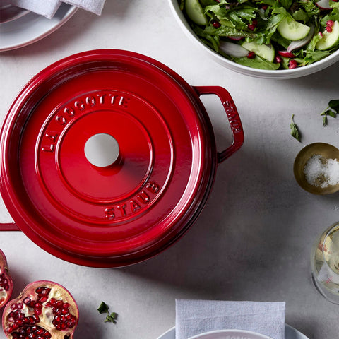 STAUB mango de acero níquel, agarre cómodo al cocinar.