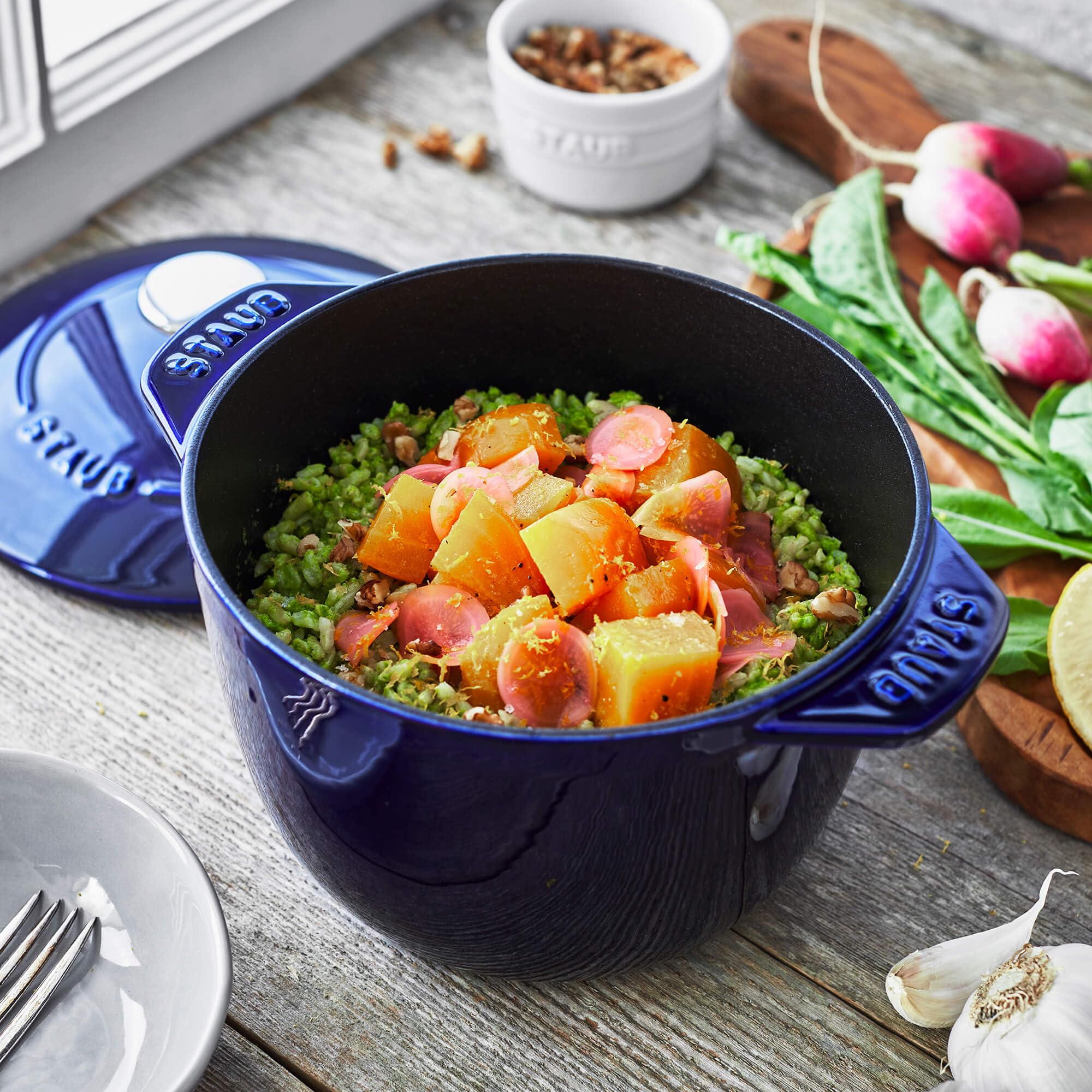 STAUB mango ergonómico facilita manejo cómodo durante la cocción y el servicio.