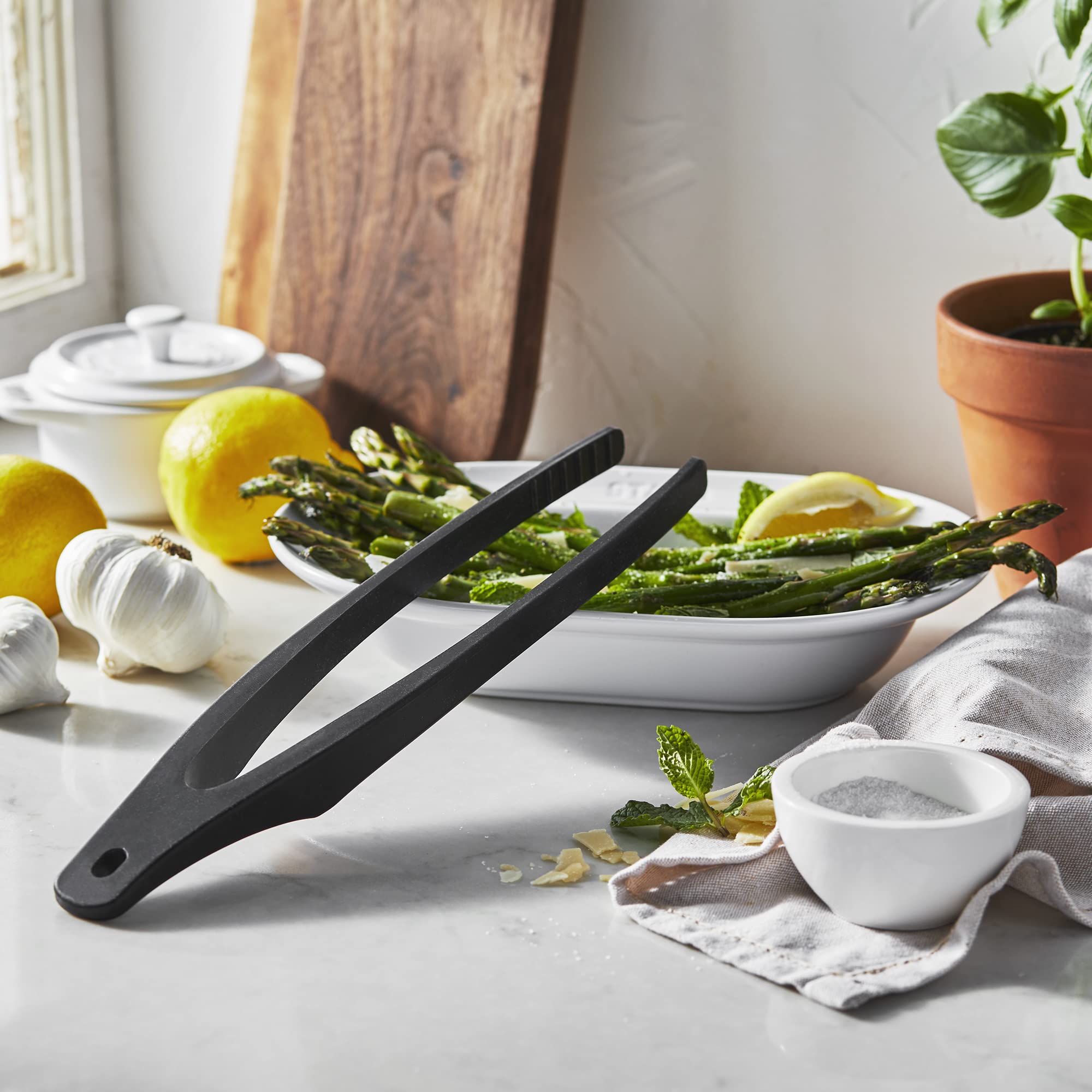 Mango STAUB ergonómico en madera Acacia para uso diario.