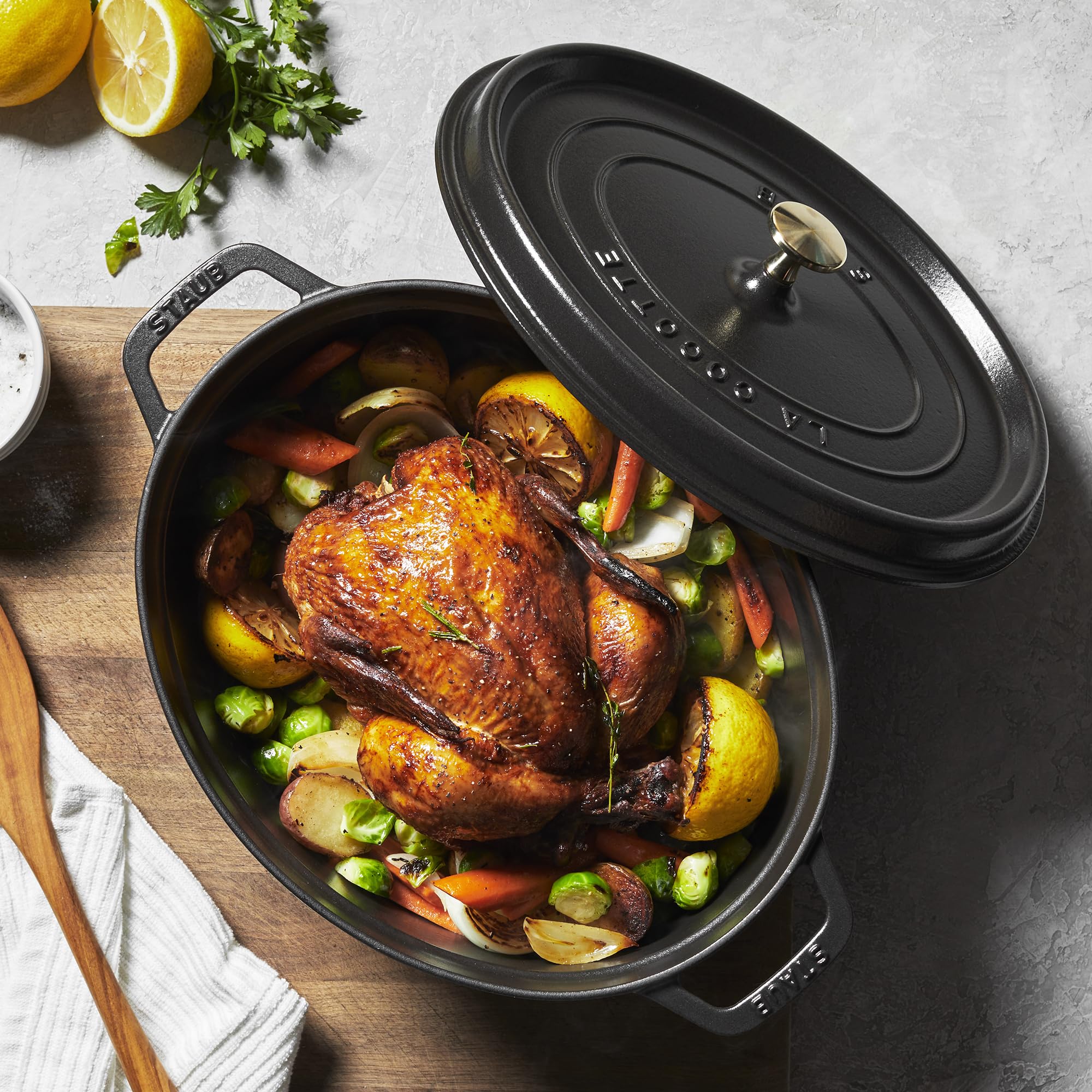 STAUB Olla ovalada apta para horno y estufa, cocción estable en cualquier cocina.