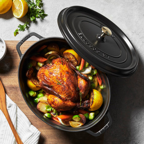 STAUB Olla ovalada apta para horno y estufa, cocción estable en cualquier cocina.