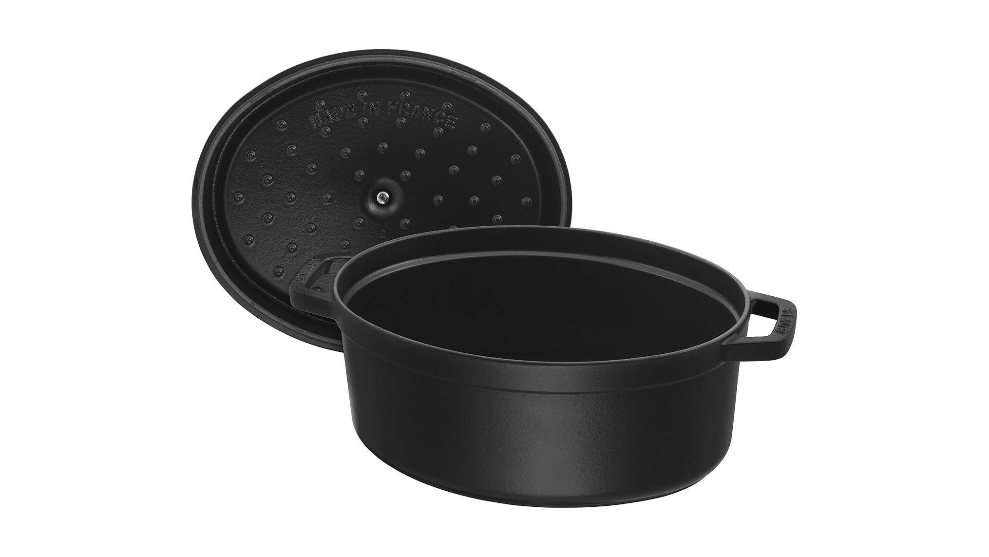 STAUB Olla ovalada, interior esmaltado negro mate para sellar sabores intensos.