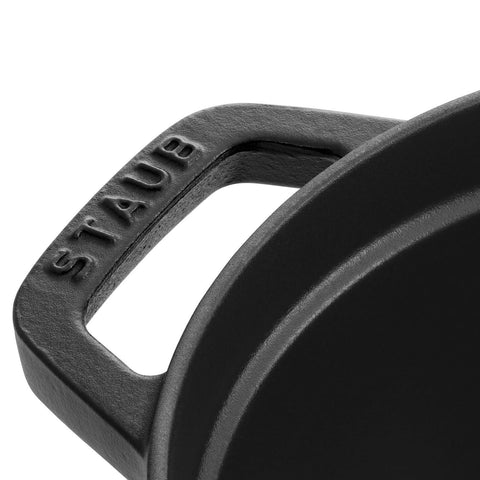 STAUB Olla ovalada con tapa y mango visibles, ideal para hervir y guisar.