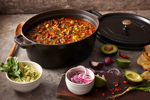 STAUB Olla ovalada compatible con inducción, calienta de forma uniforme para guisos.