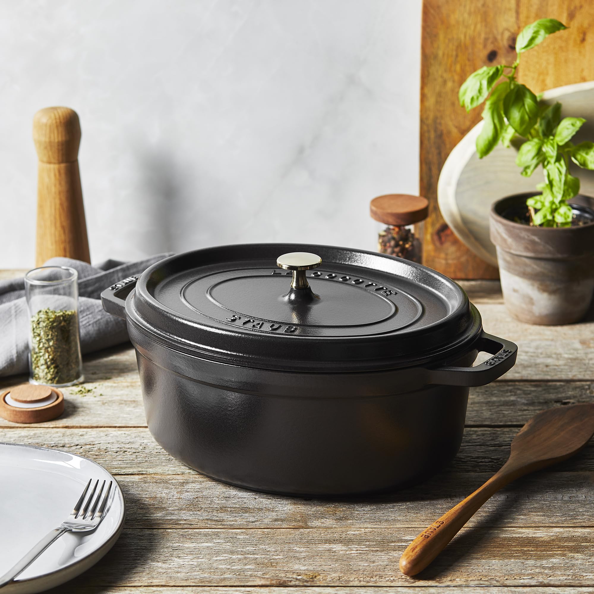 STAUB Olla ovalada servible en mesa, ideal para presentar platos y mantener calor.