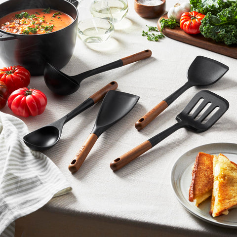 STAUB volteador-wok de silicona con mango de madera, apto para saltear sin rayar.