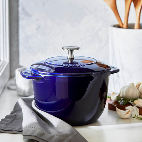 STAUB tapa Chistera detalle, mantiene la humedad para platos más jugosos.